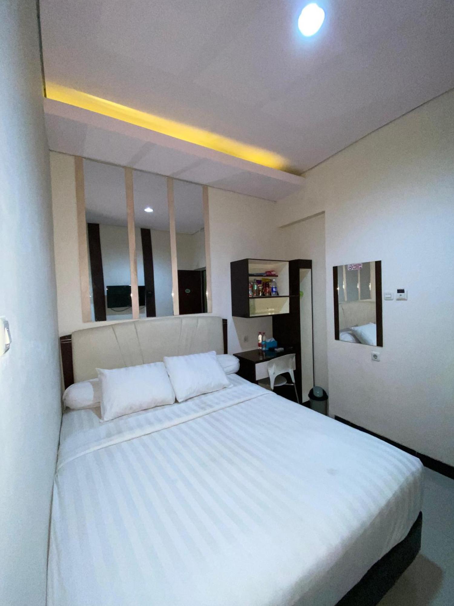 Dekost Madiun Hotel Ngoại thất bức ảnh